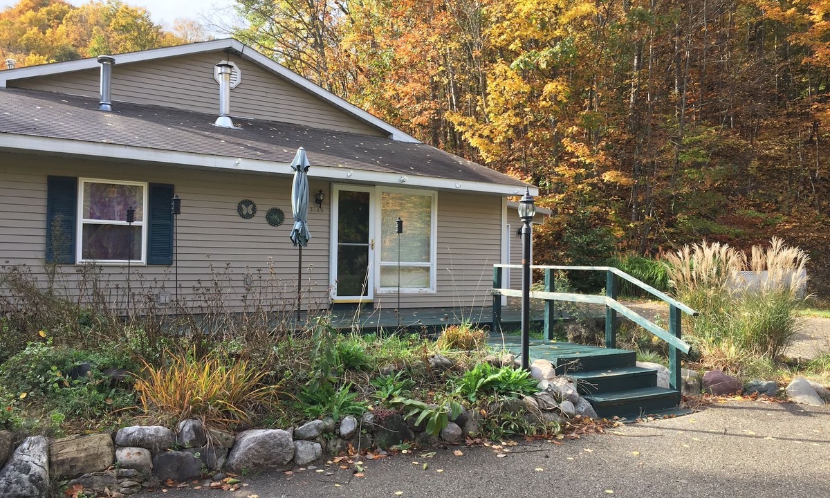 Bellaire House | Cozy and comfortable 1,000 sq. ft. 2-bedroom home with garage.