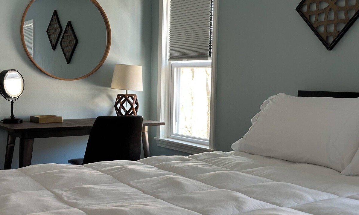 Downers Grove Apartment | Cozy apartment right in Downtown Downers Grove