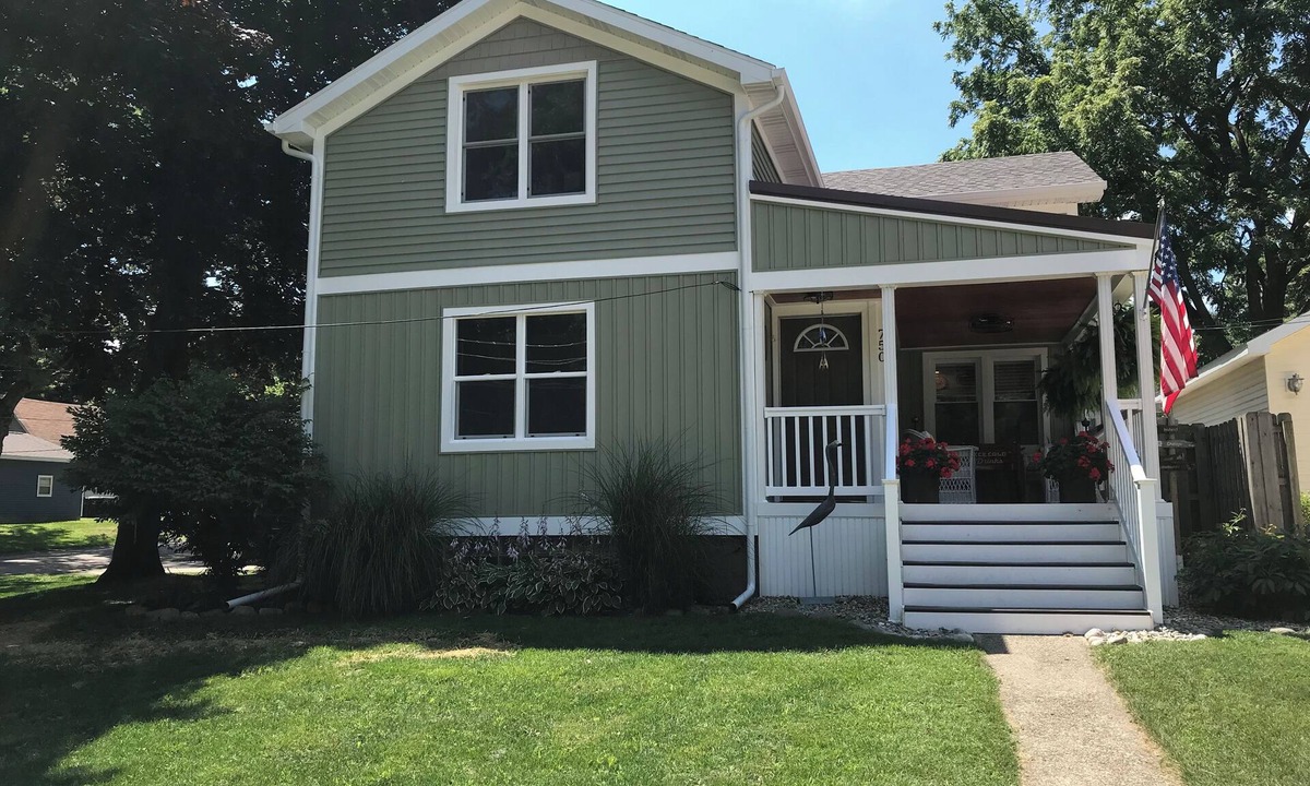 South Haven Cottage | Cozy Cottage 5 minutes to downtown and beach