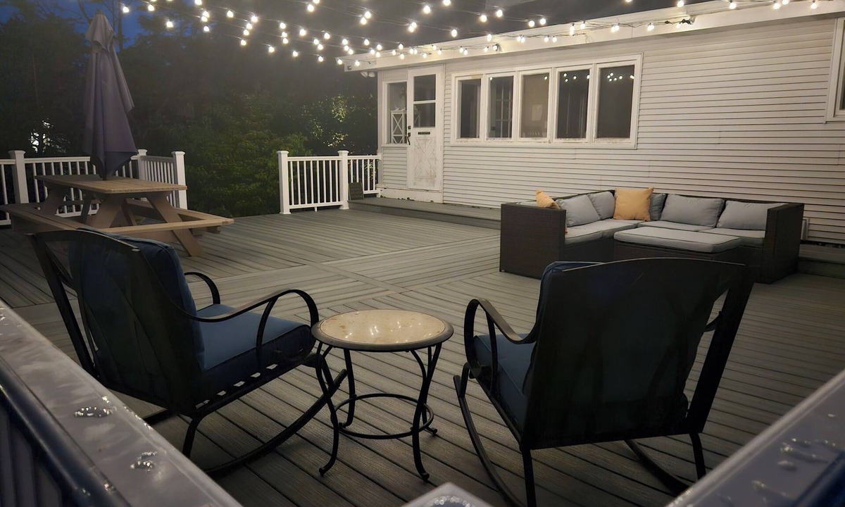 Saugatuck House | “Cozy Pet-Friendly Carriage House Hot Tub Walk to Downtown”