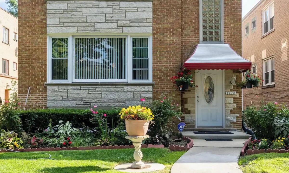 Evanston House | Cozy Private & Spacious 6-bedroom Duplex with Parking in charming Evanston