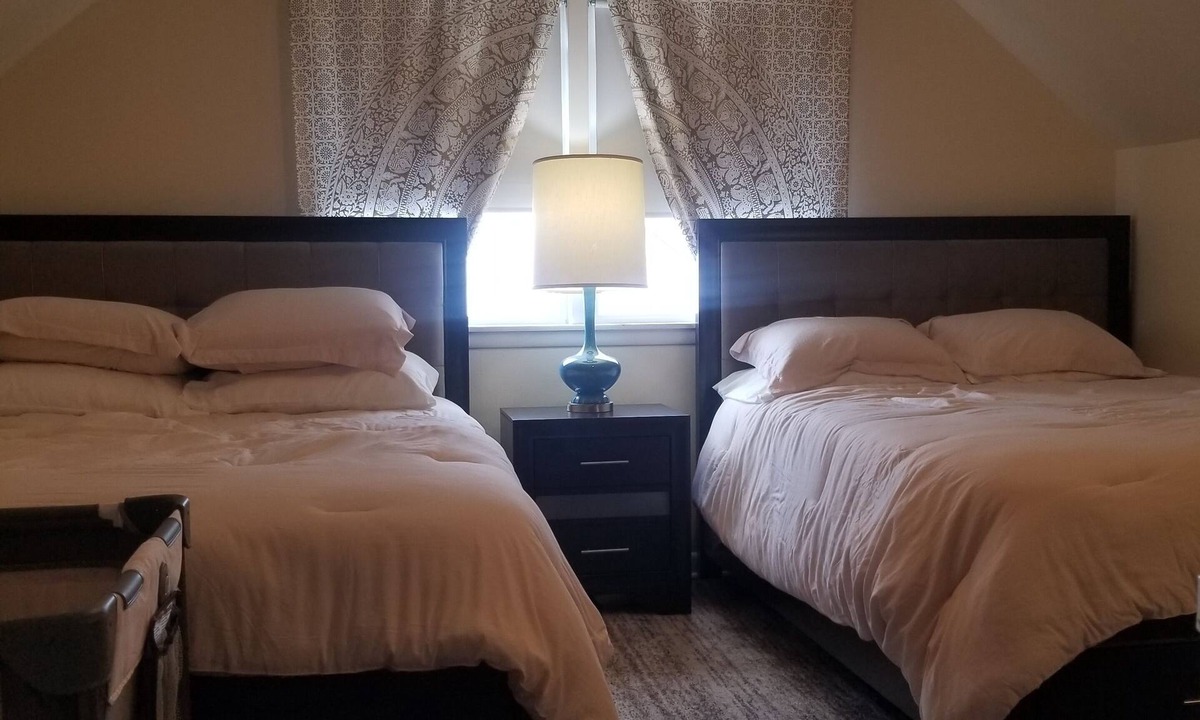 Milwaukee House | Cozy secluded 1-bedroom bungalow w/AC, WiFi in superb Milwaukee. Pet friendly