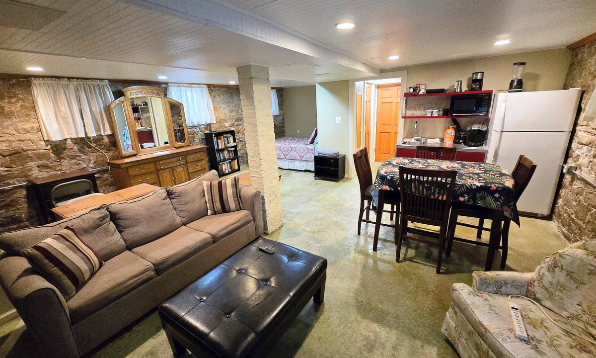 Milwaukee Apartment | Cozy studio on the Fashionable East Side of Milwaukee