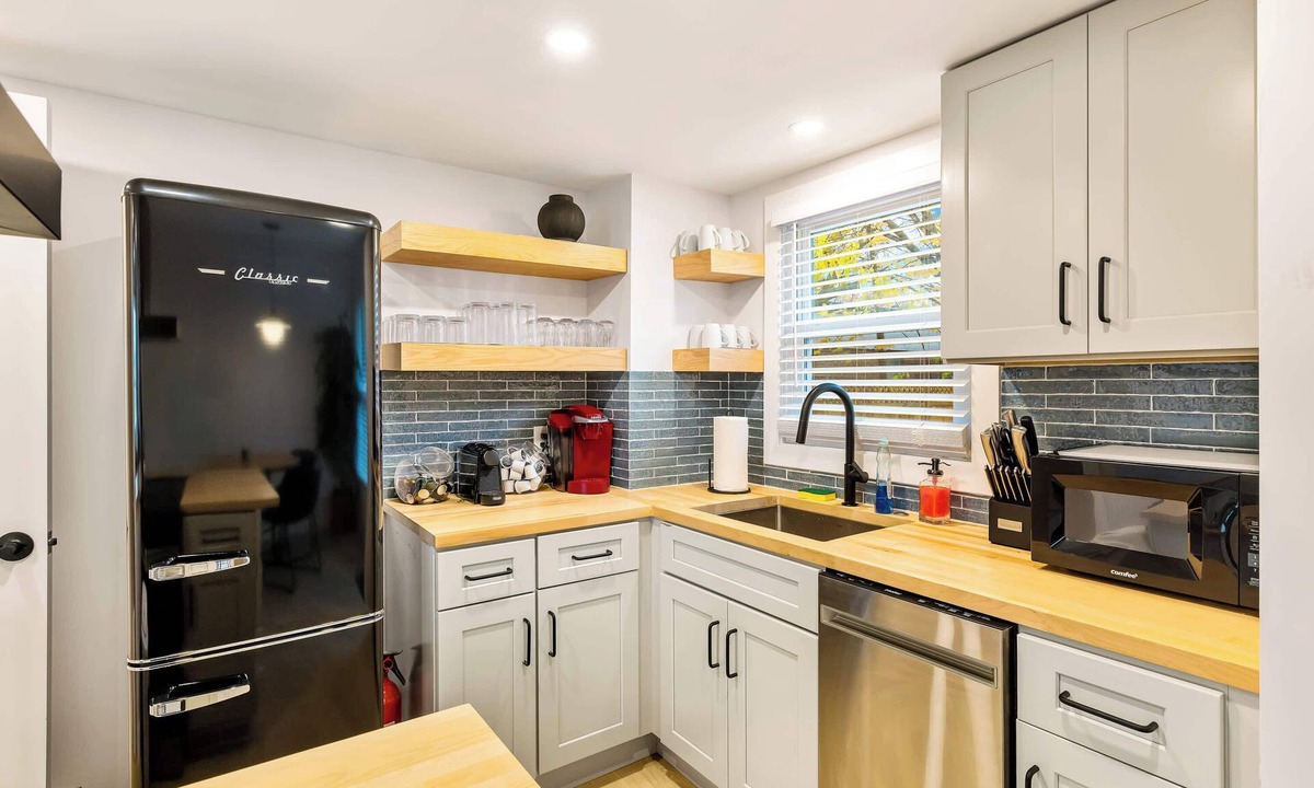 Dicken House | Cute 3BR/2BA w/Jacuzzi, Steps from Big House!