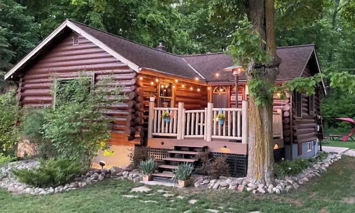 Walloon Lake Cabin | Cute Log Cabin! Boyne Mountain! Hot Tub! Walloon Lake! Fireplace! Beach!