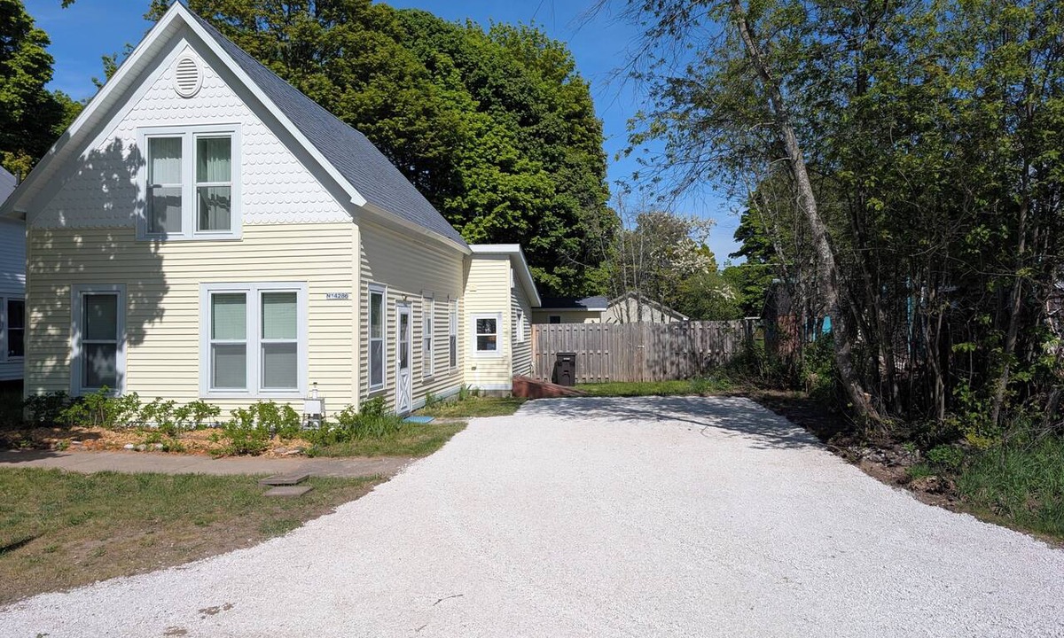 Grand Marais House | Dave's place 3-bedroom cozy cottage in downtown Grand Marais, MI