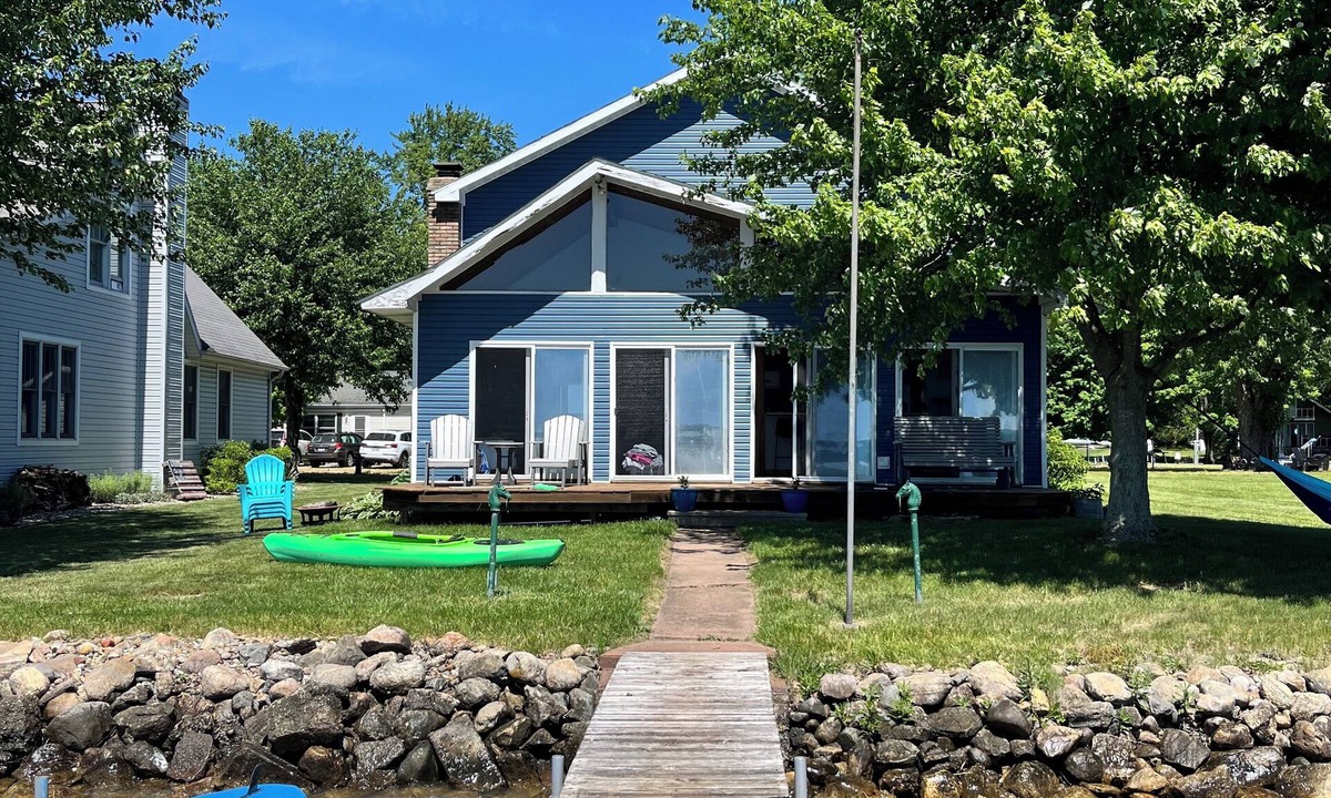 Cassopolis Cottage | Diamond Lake Island escape