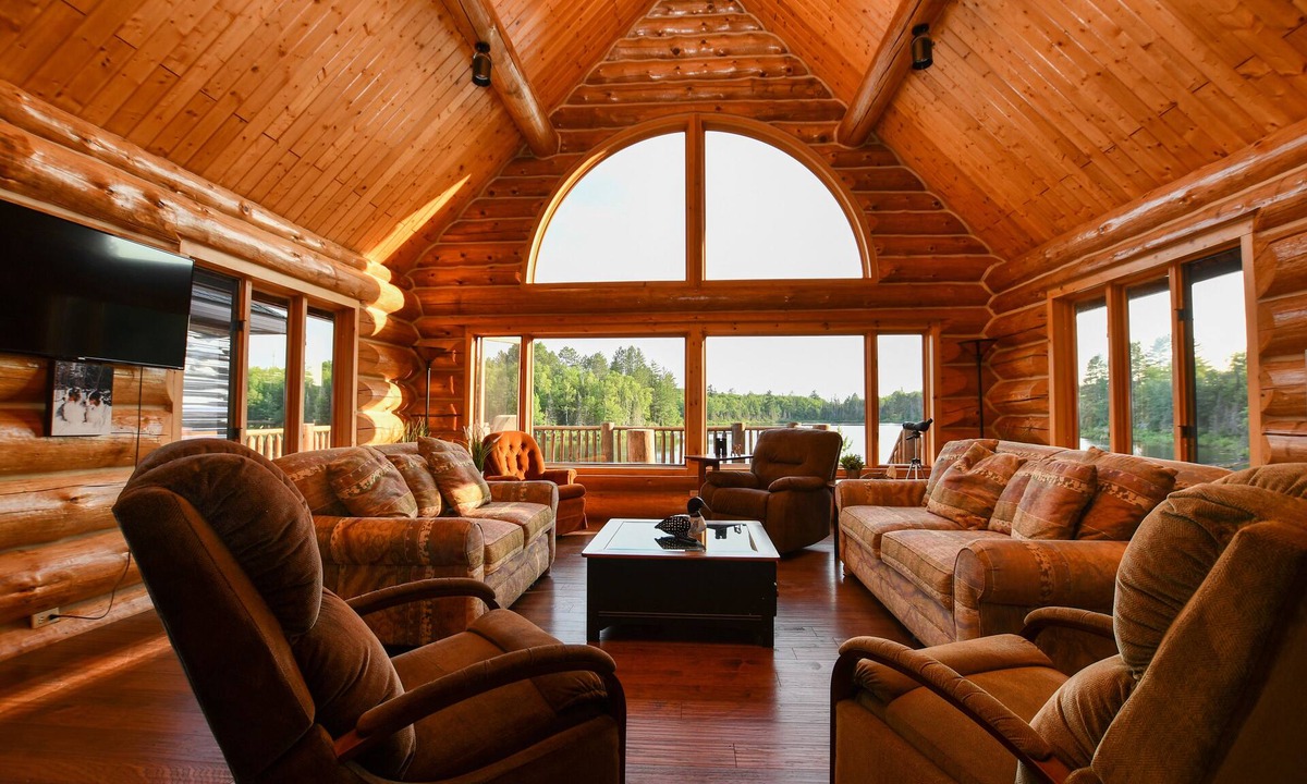 Champion Cabin | DIRECT ACCESS TO TRAIL 5, SLEEPS 12, PRIVATE LAKE AND TRAILS!