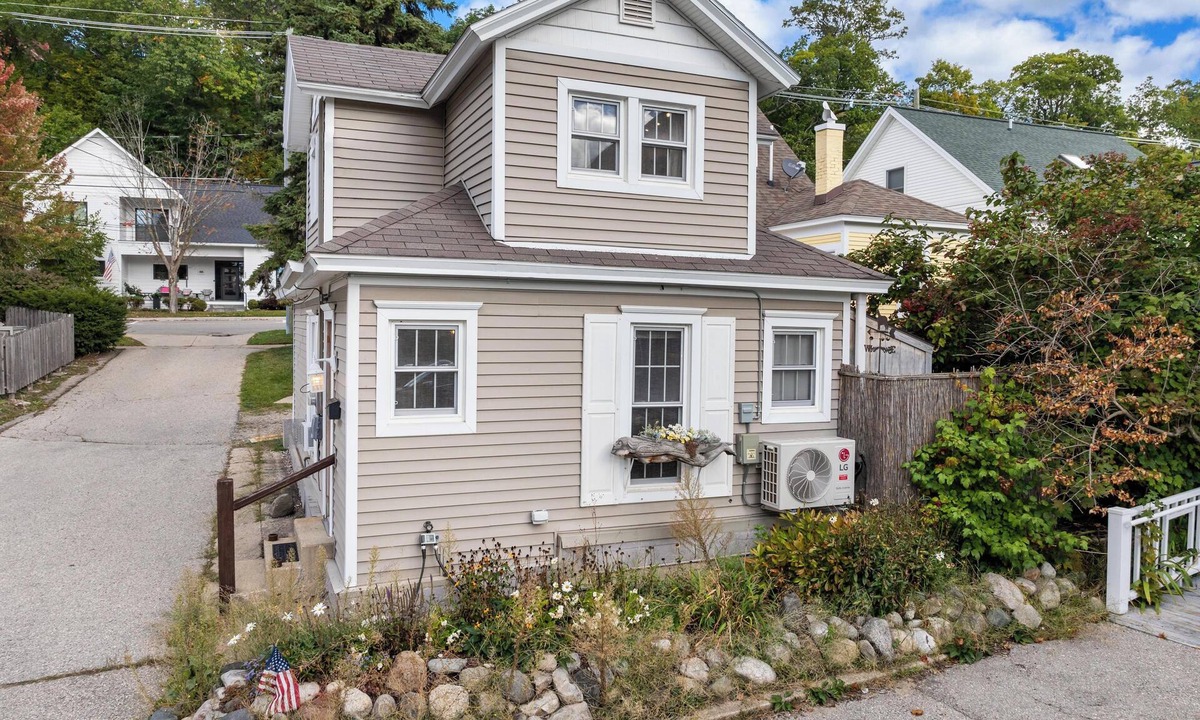 Harbor Springs House | DOLL HOUSE! 1 BDR - 1 Block to Main Street Shops!