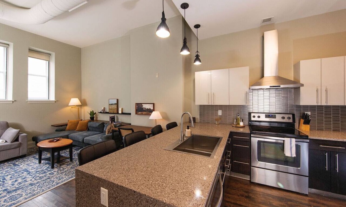 East Town Apartment | Downtown Luxe 2BR Loft Apt | Prime Location | Sleeps 10