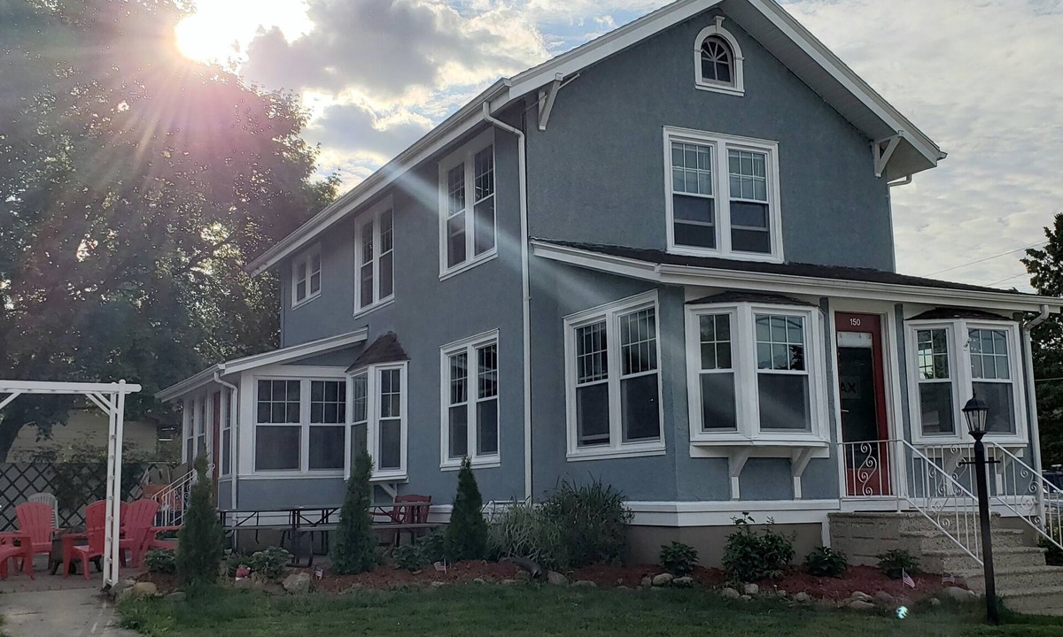 Williams Bay House | Downtown Williams Bay. Full house walk to restaurants, ice cream, bars & coffee