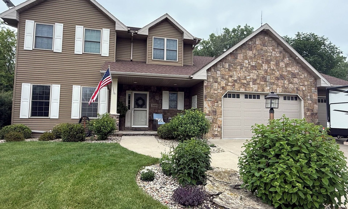 Neenah House | EAA or Pyrotechnics Guild International Events -Executive Home only 20 min away!
