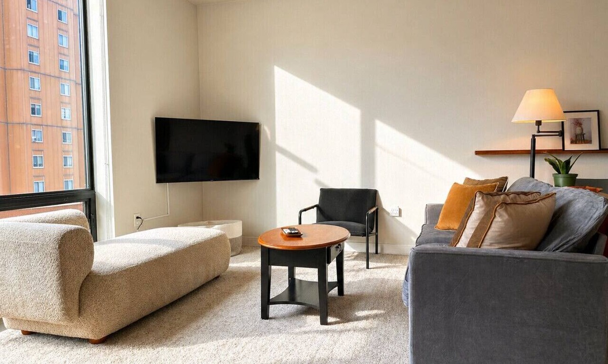 Lower East Side Apartment | East Side Luxury 1BR Apt - Near Brady St with Balcony and Lounge | Sleeps 4