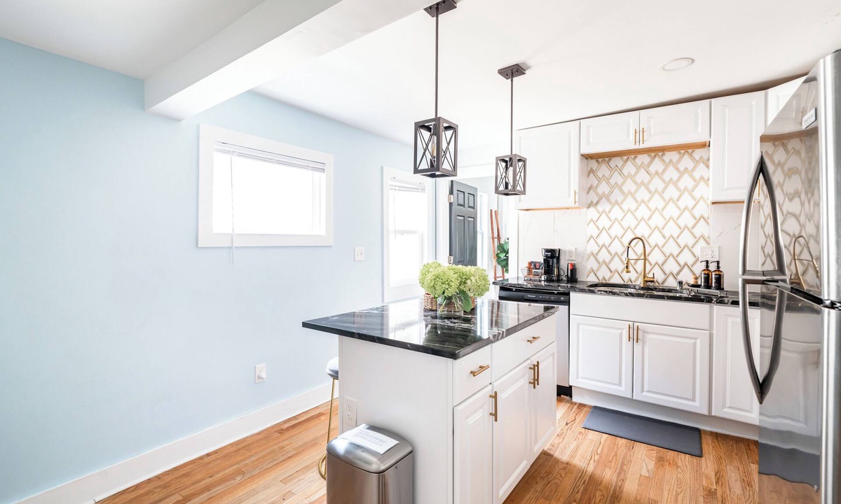 Milwaukee House | East Side Spa Retreat Near Lake, Restaurants and Fun