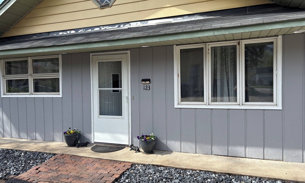 New Carlisle House | EC Taylor Coach House. Cozy 1-bedroom coach house in lovely New Carlisle,Indiana