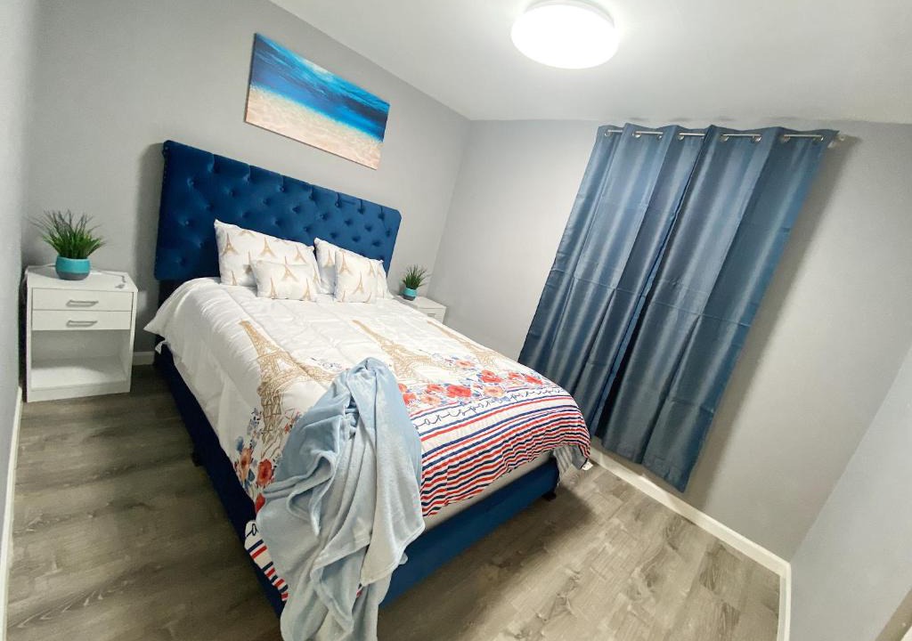 Tri-Taylor Apartment | EMALUX Condo Near Downtown,Bus,Train,Hospitals,United-Center,Fulton Market