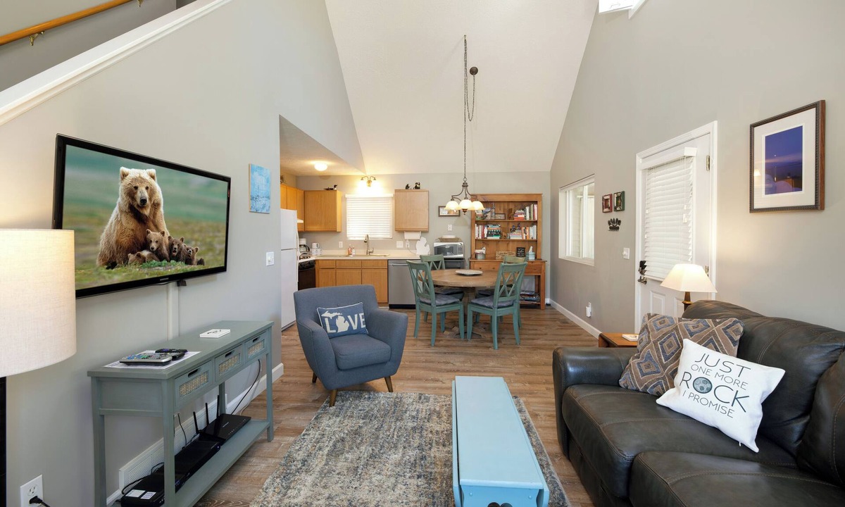 Glen Arbor House | Exceptional 3-bedroom house walking to beach & Glen Arbor, with AC & WIFI