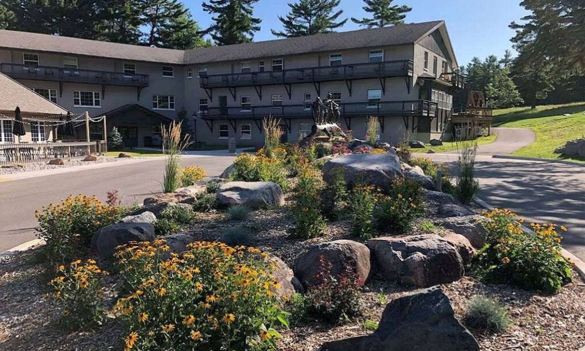 Iron Mountain Condo | Exclusive Upper Cedar Haus Escape | Scenic Views