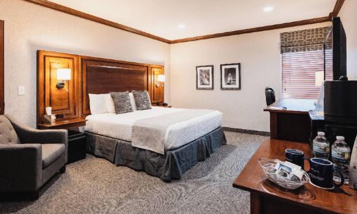 Hillsdale Hotel | Executive King Handicap Room with Modern Amenities & Breakfast