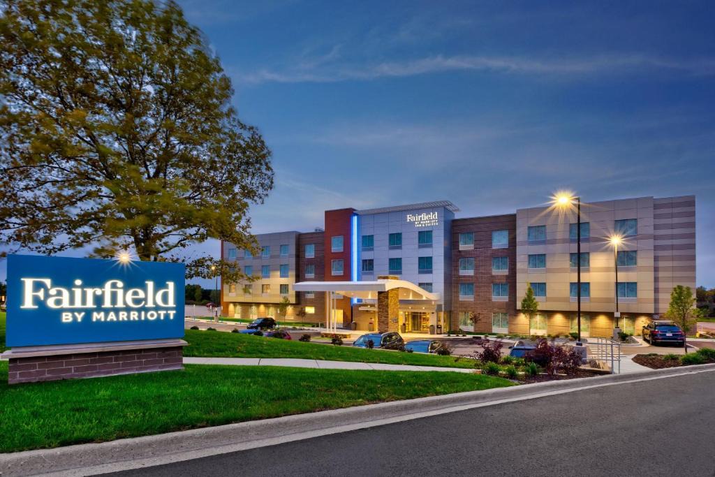 Alpine Center Hotel | Fairfield by Marriott Inn & Suites Grand Rapids North