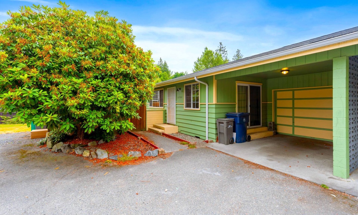Picnic Point-North Lynnwood House | Family-friendly 2BR Duplex Garage Backyard