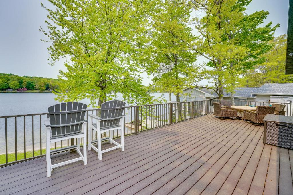 Hart House | Family Home on Crystal Lake w/Private Beach!