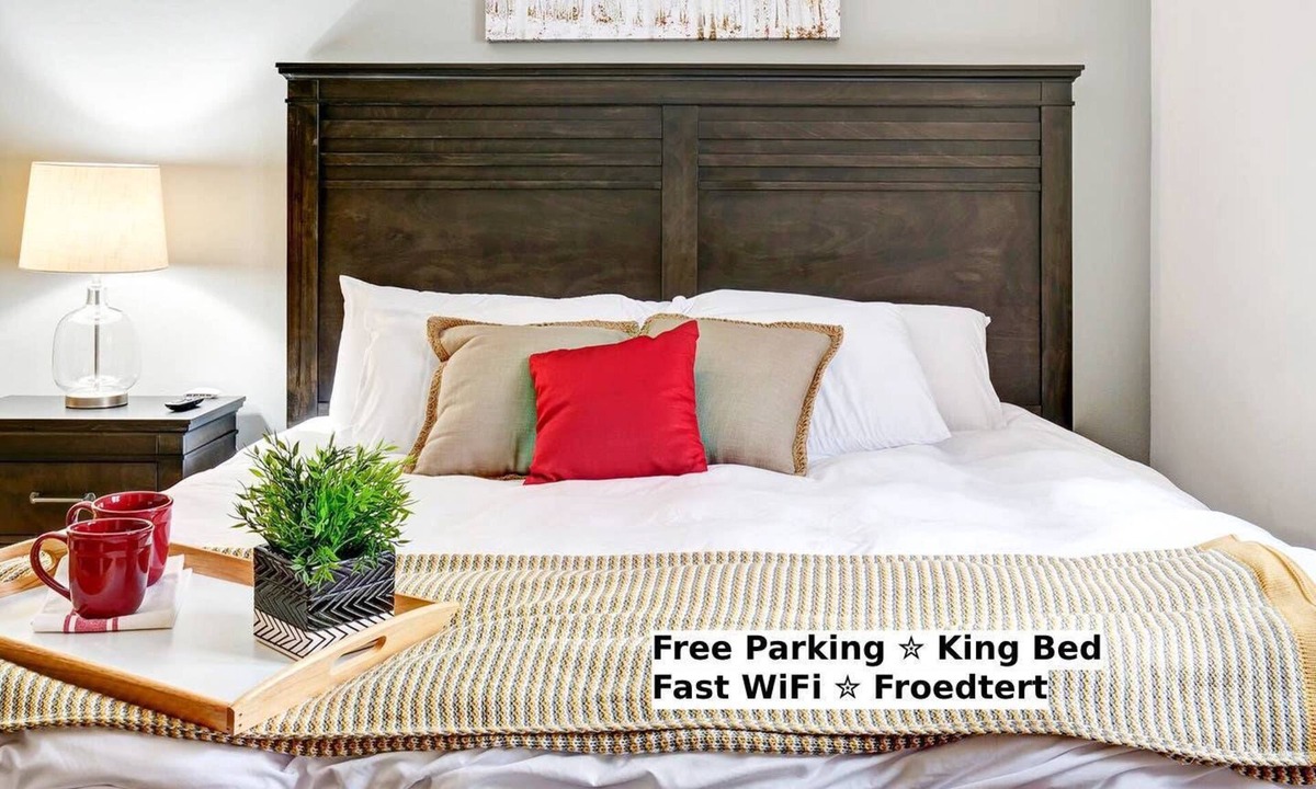 Wauwatosa Apartment | Fast WiFi - Underground Parking - King Bed - Near Froedtert