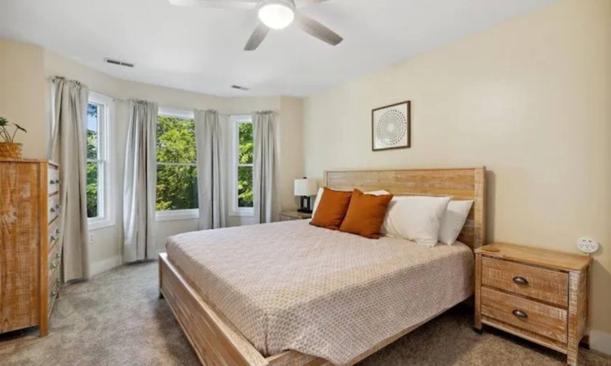 Three Oaks House | Featherbone Farmhouse- Comfy Gem 1 Block to Town. Perfect for families & groups!