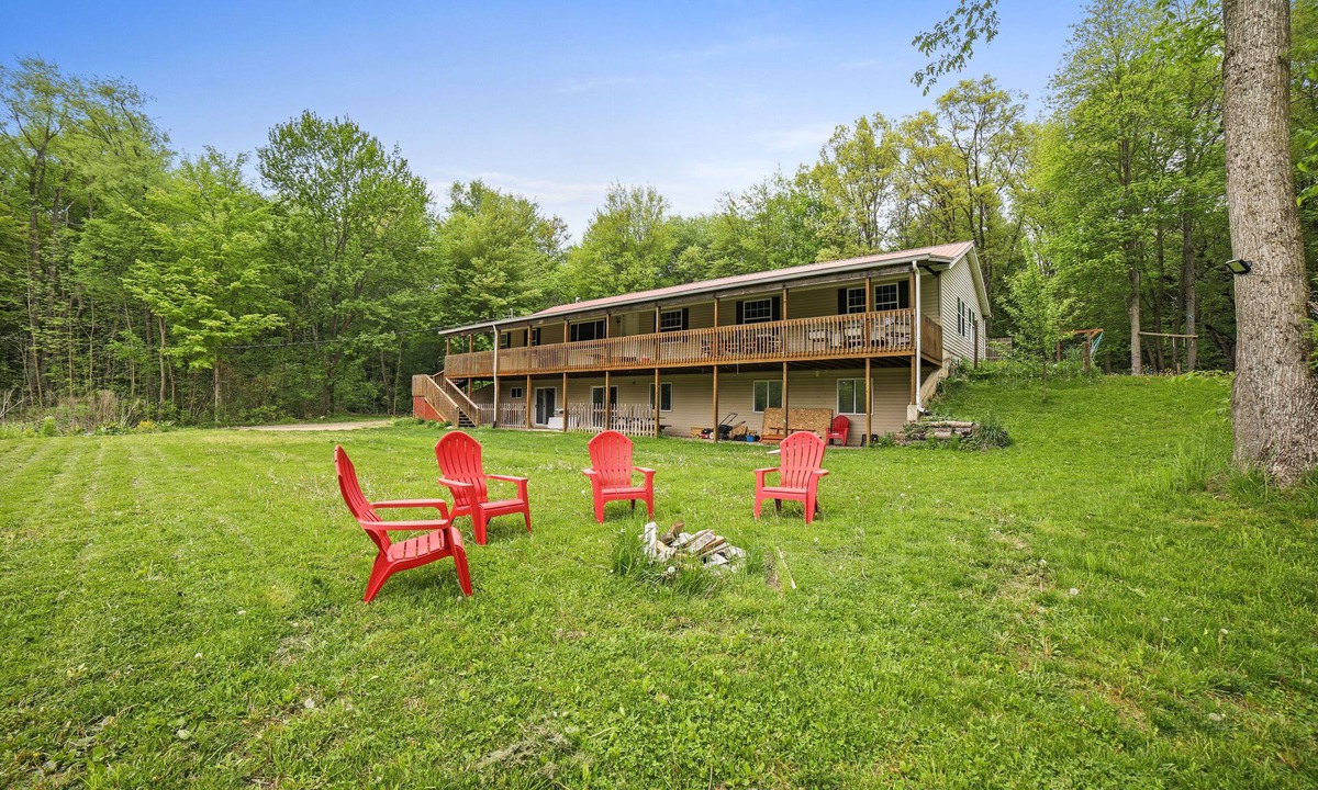 Dowling Cabin | Forest Retreat - Sleeps 30 - 2 minutes from boat launch