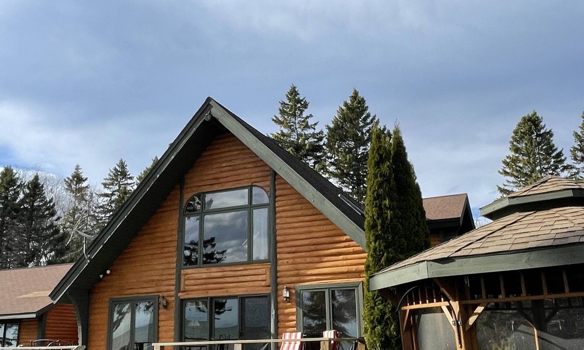 Nadeau Cabin | FREE wood for fireplace & fire pit Majestic Log Home on shores of Lake Michigan