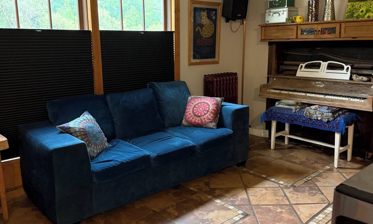 Norton Shores Cottage | Funky musical cottage near Lake Michigan PET Friendly!