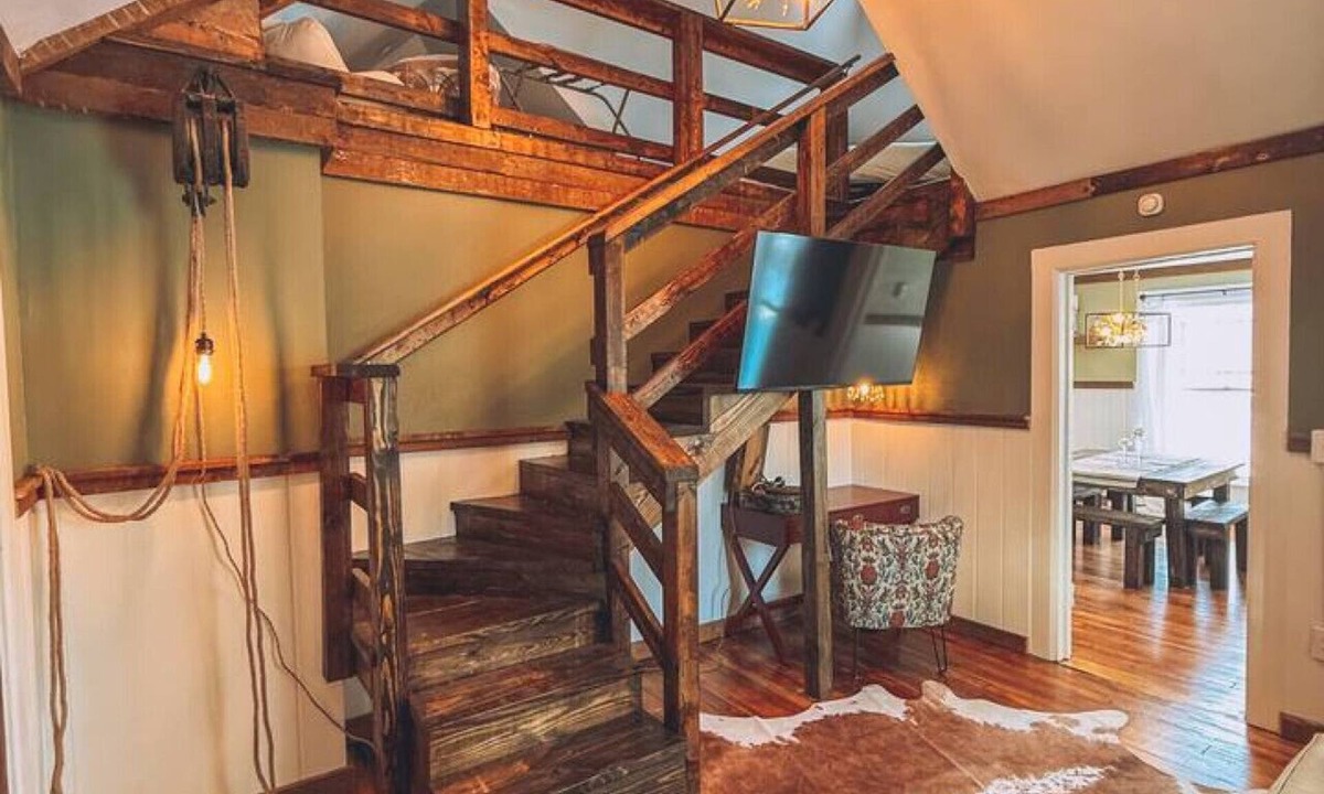 Niles Apartment | Gangsters Paradise @ Renegade Hideaways