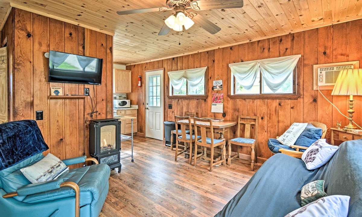 Charlevoix Cabin | Gateway to Boyne Mtn! 'Nestle by Lake' Cottage