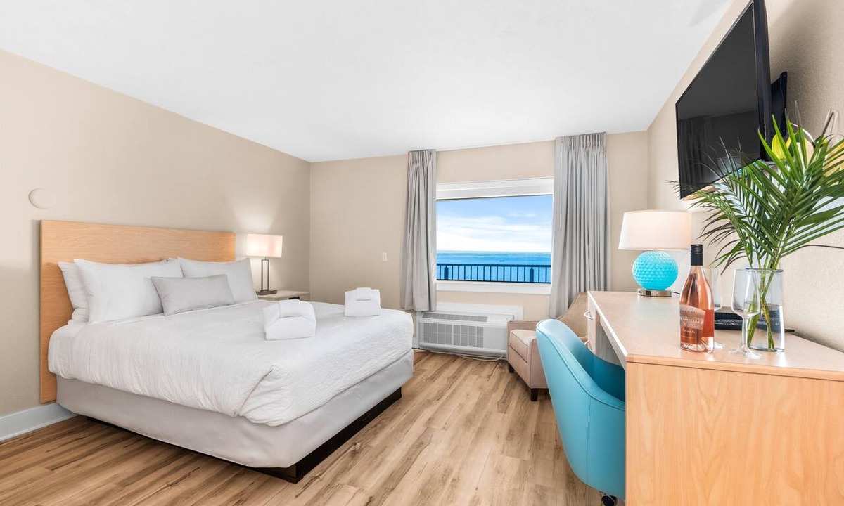 Traverse City Hotel | 🏖️ Gold Coast Inn | Breathtaking Sunsets w/Lake View ➠ 305