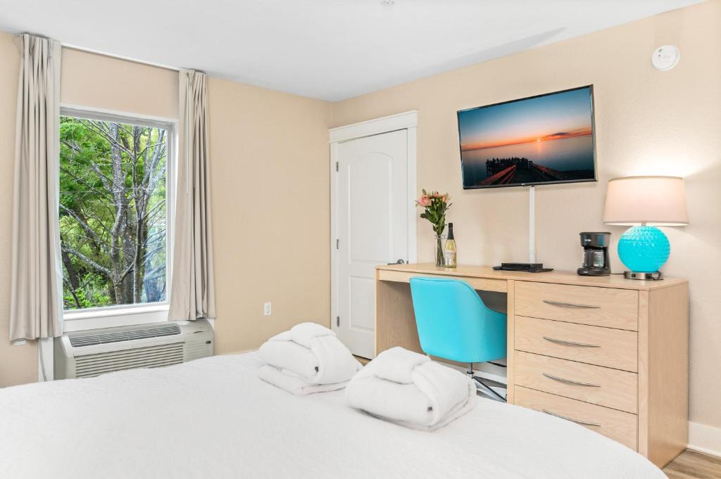 Traverse City Hotel | Gold Coast Inn Breathtaking Sunsets 2 Bdr Garden View Deluxe Suite 209