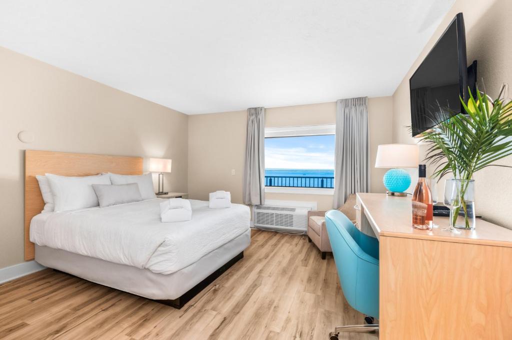 Traverse City Hotel | Gold Coast Inn Breathtaking Sunsets Standard Lake View Room 304