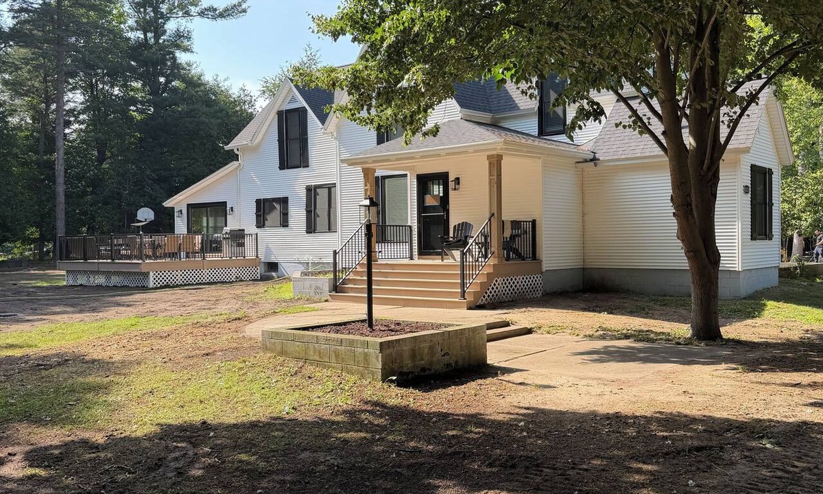 Montague House | Golf House 6-bedroom 3 bath on OCT 27 hole golf course on Lake Michigan
