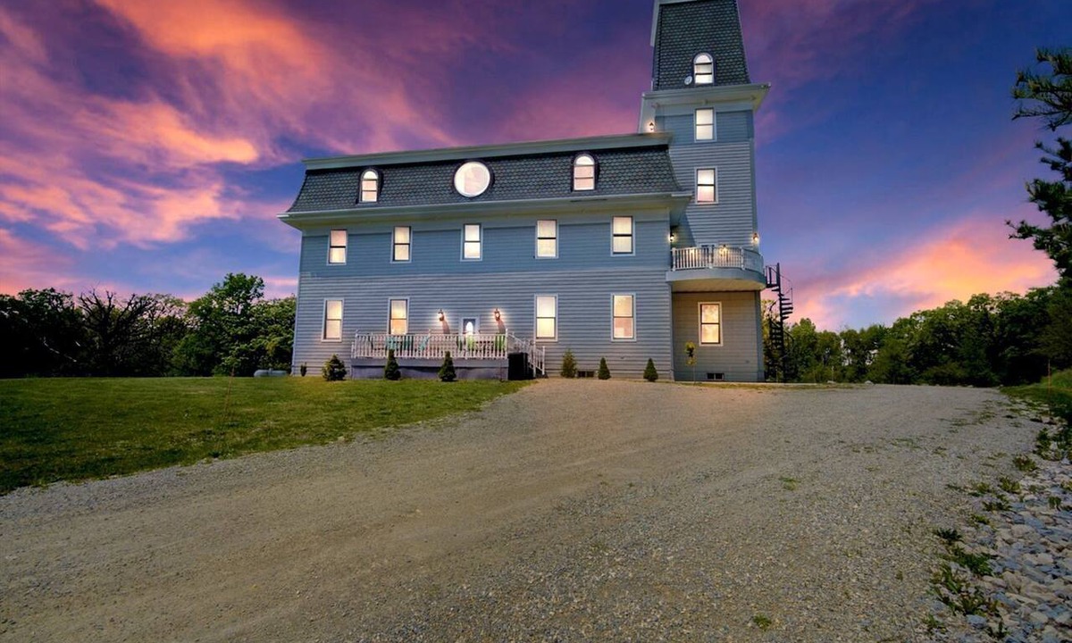 Fort Atkinson Villa | Gorgeous Secludued Villa Nestled Amidst Trees in Fort Atkinson, Wisconsin