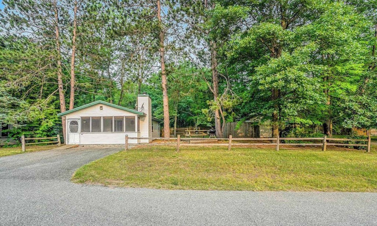 Saugatuck House | Goshorn Lake's Endless Summer | Cottage in Saugatuck w/pool access