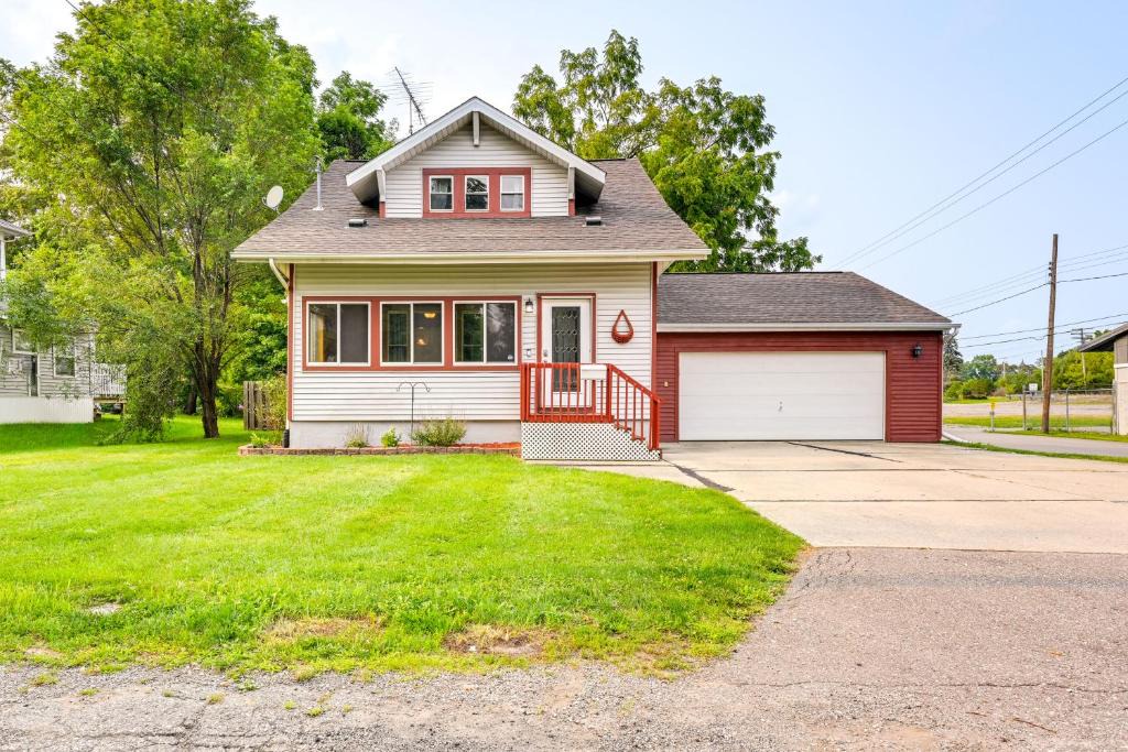 Grand Blanc House | Grand Blanc Rental w/Gas Grill & Private Yard