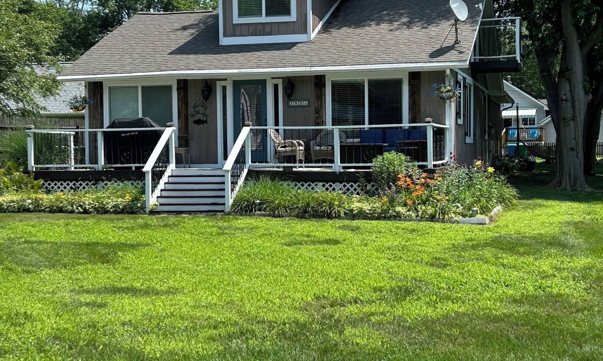 Commerce Township House | Great Location! open floor plan SLEEPS 10 sandy beach and Island
