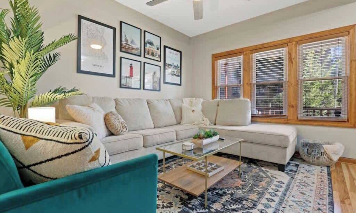 Bay View House | Groups - Families - Pets - Backyard - Deck