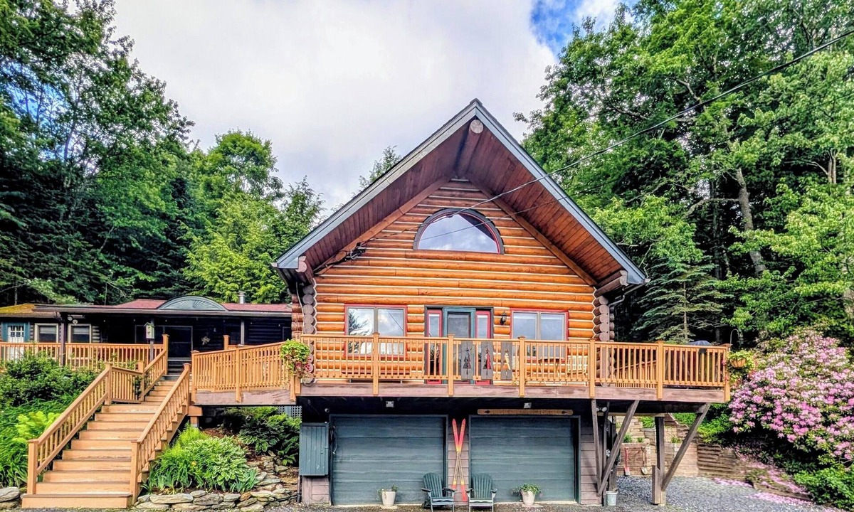 Warren Ski Chalet | Handcrafted Log Cabin Walk to Lake Private Backyard w/Fire Pit Sleeps 8