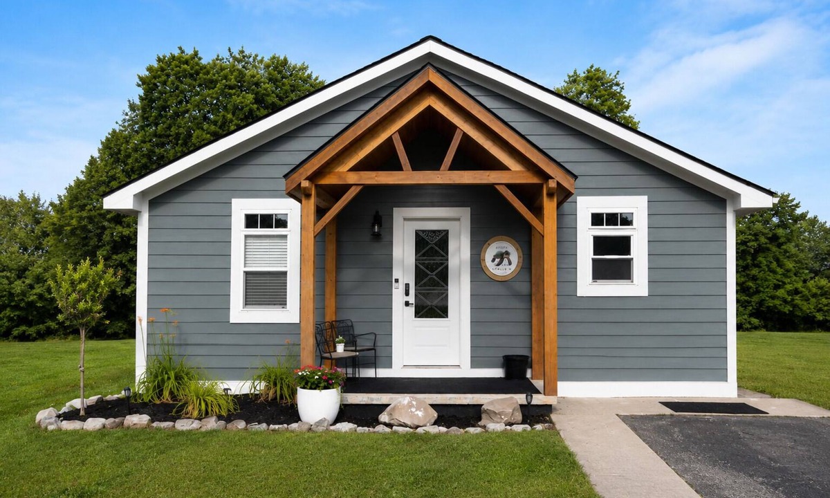 Hemlock Cottage | Haylie's Haven Coastal Style Retreat King Suite Sleeps 6