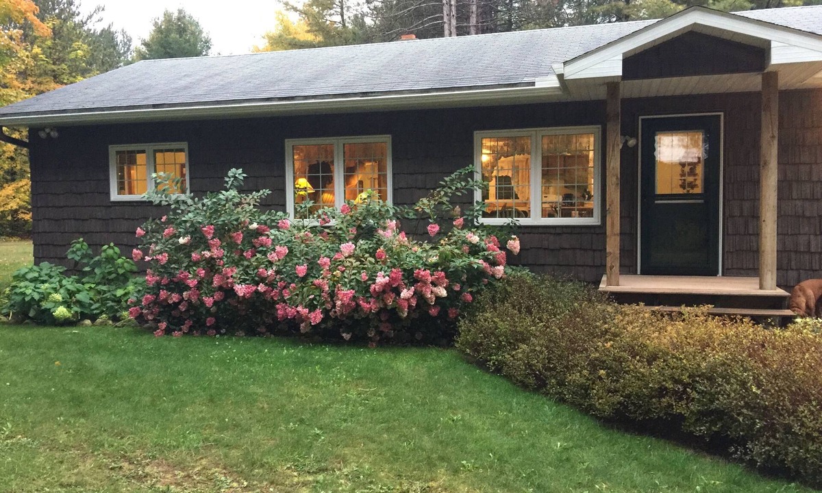 Wetmore House | Hiawatha’s Hideaway Northwoods Cabin Near Pictured Rocks & Area Lakes