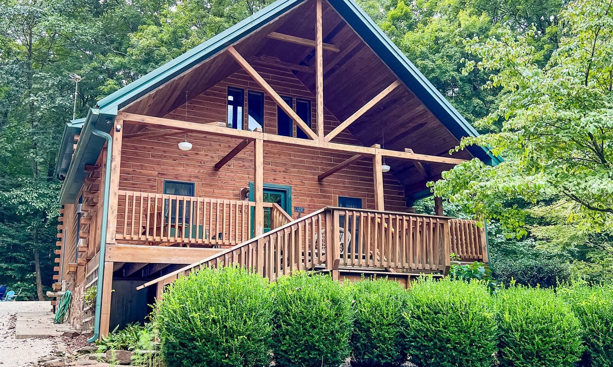 Eckerty Cabin | Hidden Acorn Cabin: Only 35m from Holiday World. Book your mid-week stay ASAP!