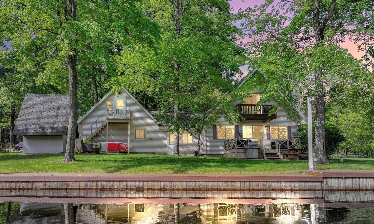 Cadillac House | Hideaway Chalet-Cozy, Comfortable, and Quite! On Canal with Large Outdoor space