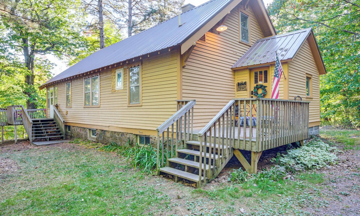 Wakefield Cottage | Hillside Home on 4 Wooded Acres by Sunday Lake