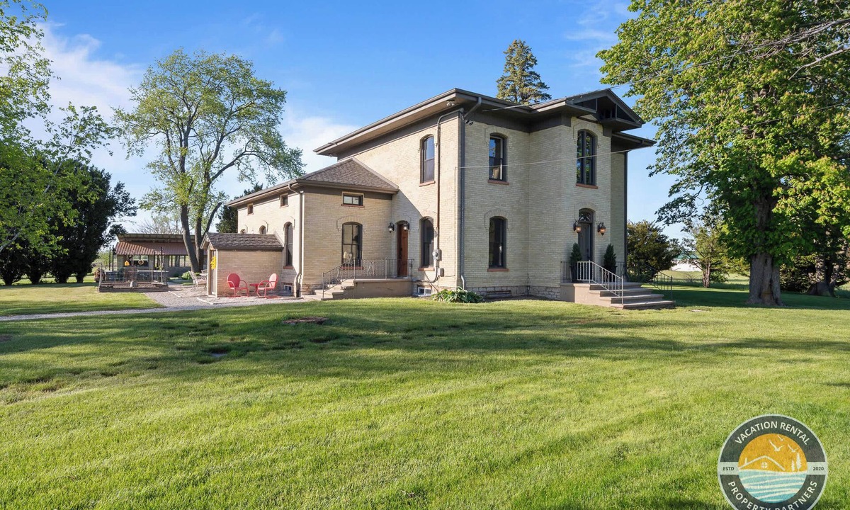 East Troy House | Historic 1868 Farmhouse Kettle Moraine Getaway