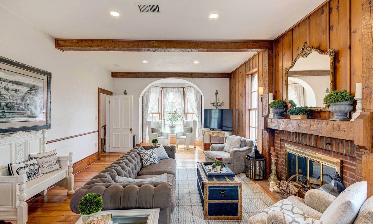 Brookfield House | Historic Brookfield Farm Home ~ 14 Mi to Milwaukee